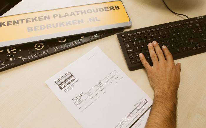 Verzorgen van je opmaak Laat je opmaak voor een jeep kentekenplaathouder vezorgen