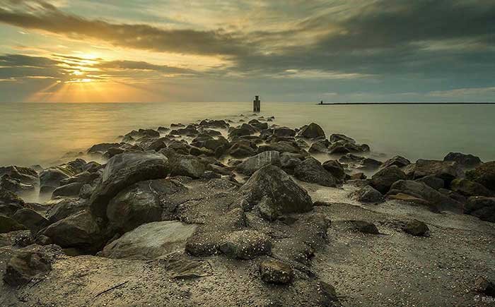Brouwersdam Zonsondergang met lange sluitertijd Brouwersdam Zonsondergang zee grijsfilter
