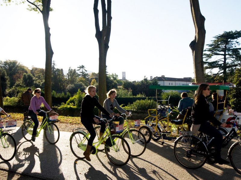 Lucca: fietsend de stad bekijken