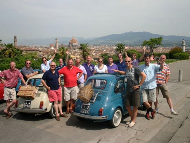 Fiat 500 besturen en door Toscaanse landschap rijden