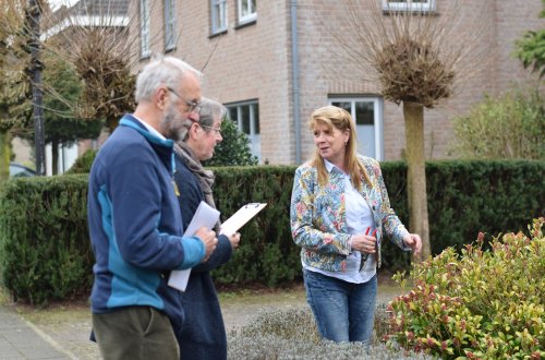 Tuinadvies in jouw tuin? TuinTeacher helpt! tuinteacher-henny-geeft-advies-in-de-tuin-aan-klanten