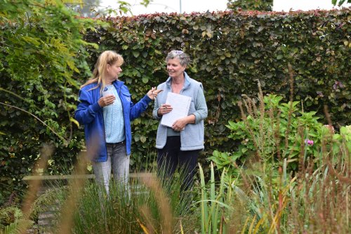 TuinTeacher tuinteacher-henny-geeft-advies-in-de-tuin