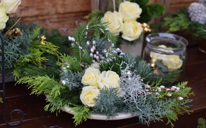 Kerststukken-kerstgroen Kerststukken bij Tuincentrum Lepona