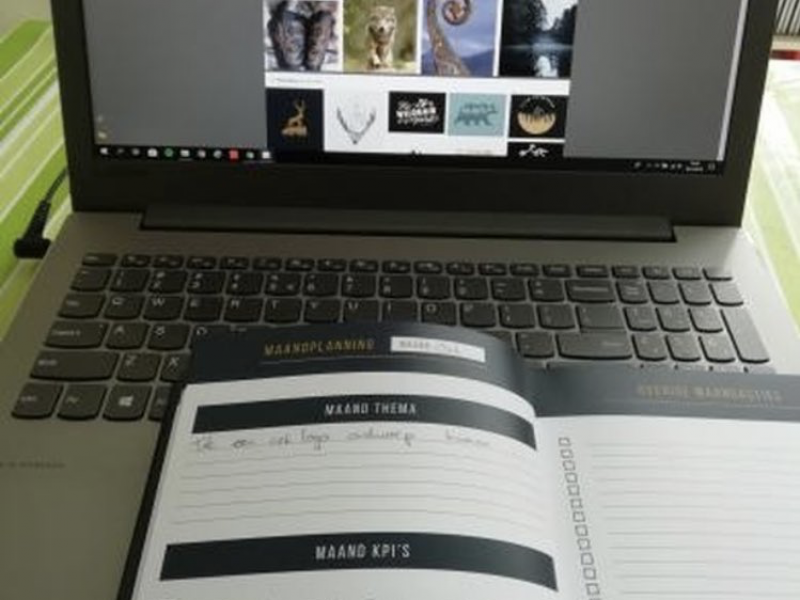 Mischa foto met LSOB Action Planner Action Planner Lifestyle Of Business_Mischa