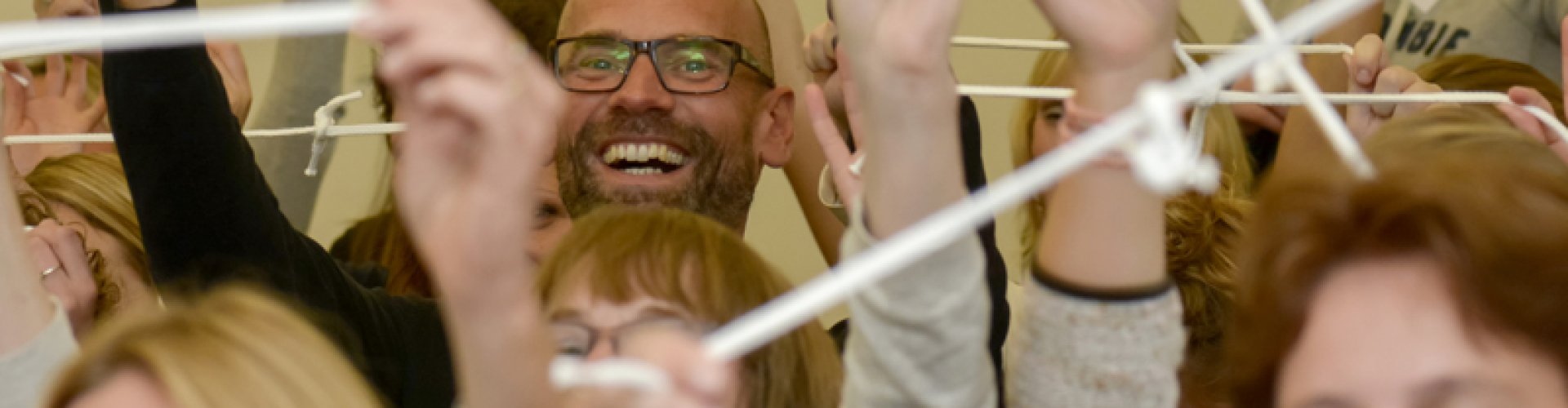 Teambuilding activiteiten Teambuilding activiteiten - mensen zijn actief bezig met een lach