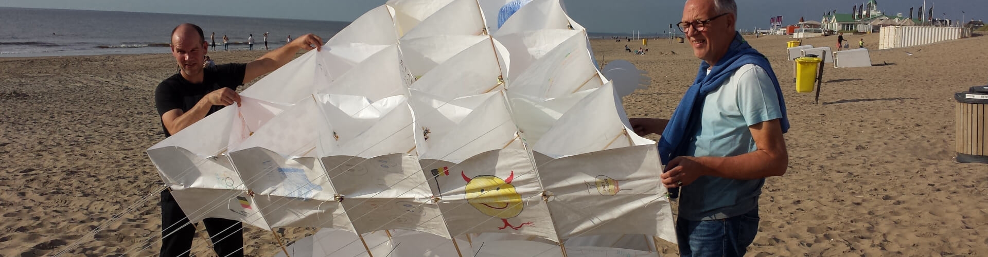 megavliegers Teambuilden op het strand? denk ook eens aan vliegers bouwen.