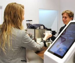 Persoonlijk contact bij koffie op locatie Persoonlijk contact bij koffie op locatie - kopje koffie aanbieden aan bezoekers