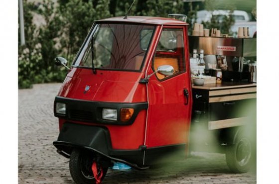 Barista met Piaggio koffie tuk tuk Koffie tuk tuk