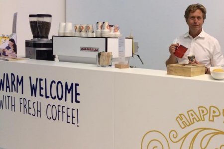 Friends of coffee barista op beursstand barista op beursstand