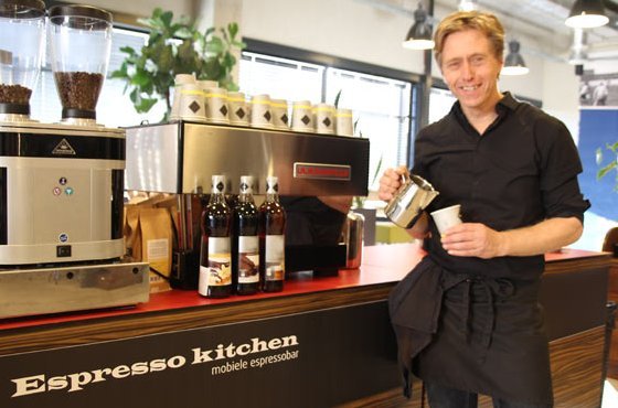 Mobiele koffiebar met barista Mobiele koffiebar met barista