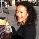 Giovanna Gomersbach de Legé, blij met huisgemaakt zuiver en vitaal water