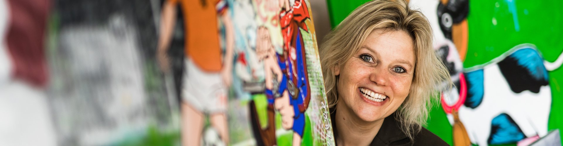 Bio over Kunstenaar Nikki Genee Bio over kunstenaar Nikki Genee, tussen de Cruijff schilderijen en het schilderij Holy cow