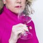 Jacqueline van Lieshout ruikt aan een leeg wijnglas