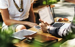 indexering alimentatie vergeten vrouw en man zitten tegenover elkaar en berekenen alimentatie