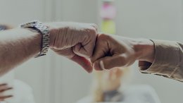 verhoging alimentatie regelen twee handen geven elkaar boks alimentatie geregeld