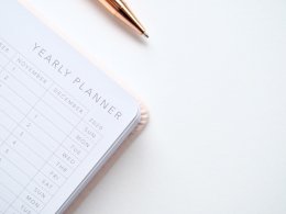 verhoging alimentatie uitsluiten pen en agenda met jaarplanner voor alimentatie