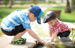 Heb ik ook een ouderschapsplan nodig? kinderen spelen met water