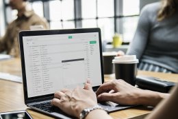 Hoe kan je een echtscheidingsconvenant opstellen hand typt convenant op laptop