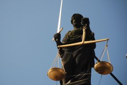 Moet het echtscheidingsconvenant naar de rechtbank vrouwe justitia