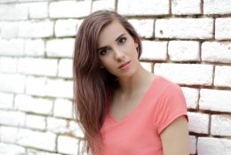 Wanneer is de echtscheiding officieel vrouw kijkt in camera en staat voor muur