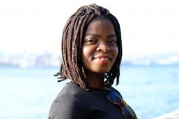 Wat is het verschil tussen scheiding en echtscheiding? vrouw kijkt in camera