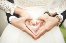 handen van getrouwd stel in vorm van hartje