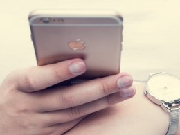 vragen over scheiden telefoon in hand om vragen te stellen