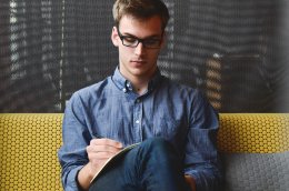 scheiden zonder vergoeding man zit op bank en gaat scheiden