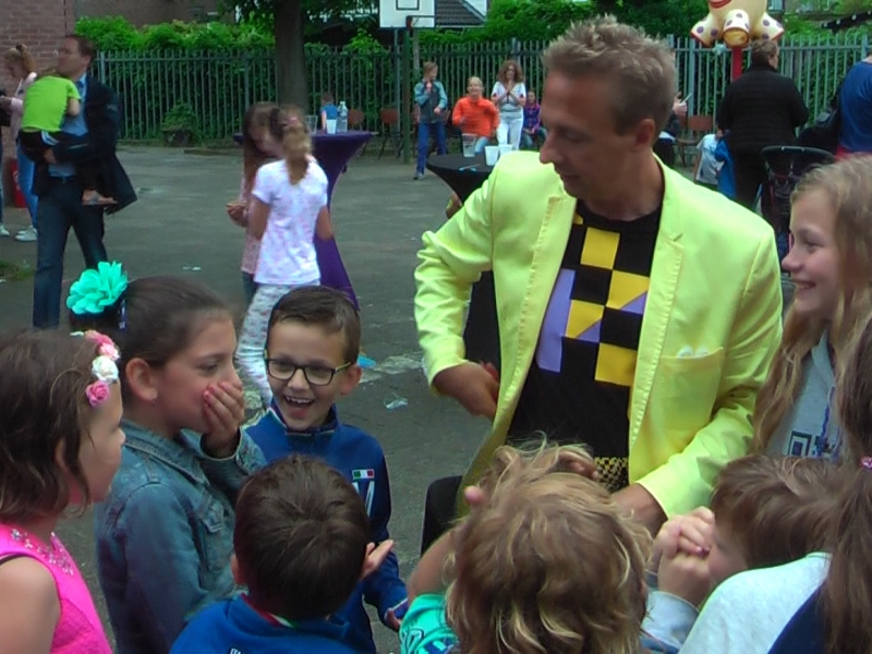 Streetmagic kinderen op straat kunnen de magie van dichtbij beleven