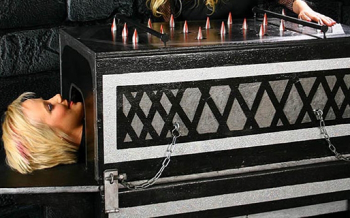 Spiker illusion tijdens de illusionisten show Illusionisten show waarbij de assistente wordt doorboort doormiddel van diverse spijkers