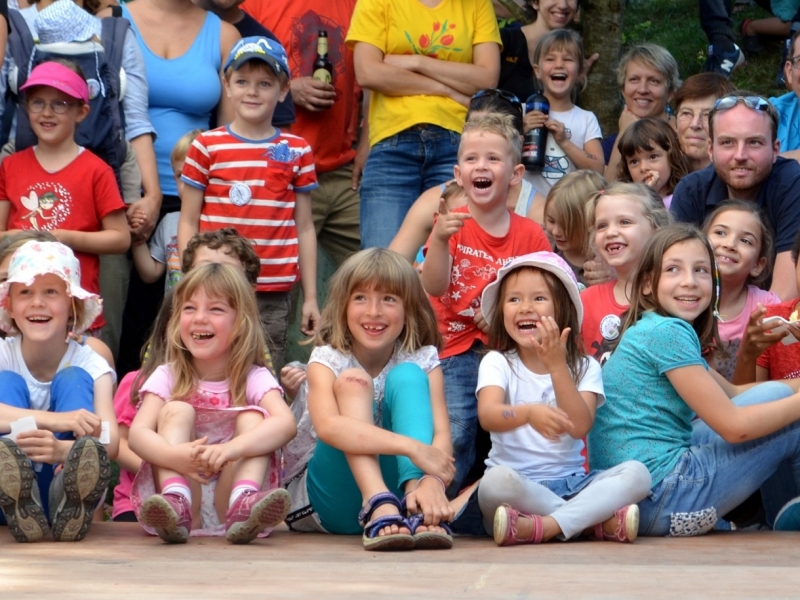goochelaar kinderfeestje tijdens familiefeestjes Kinderen genieten tijdens het familiefeest van Paul als goochelaar
