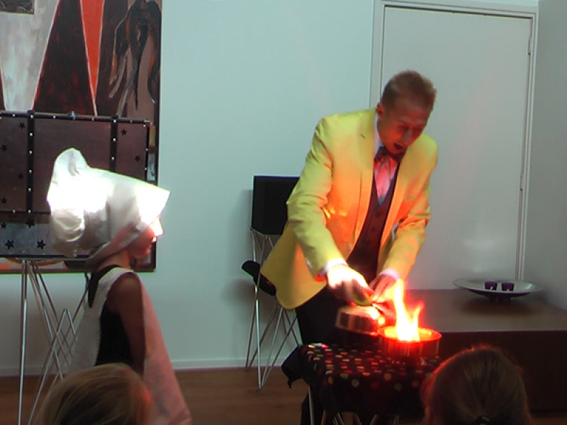 Spektakel aan het einde van de show. de show wordt thuis afgesloten met spekjes bakken voor alle kinderen