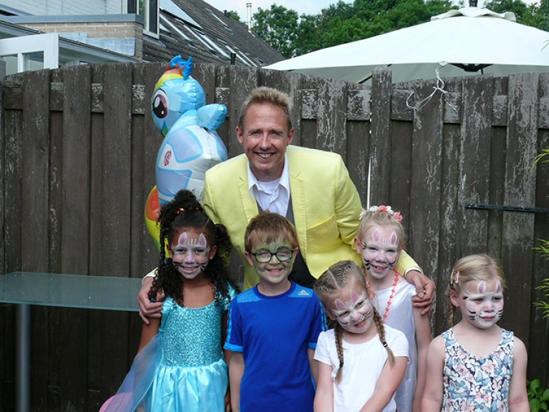 Optreden tijdens verjaardagsfeestje in Almere Leuke en interactieve goocheltrucs tijdens een kinderfeestje thuis in Almere