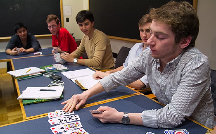 Tijdens de workshop goochelen leren de deelnemers diverse leuke trucs goochelshow workshop ook leuk als teambuilding voor bedrijven