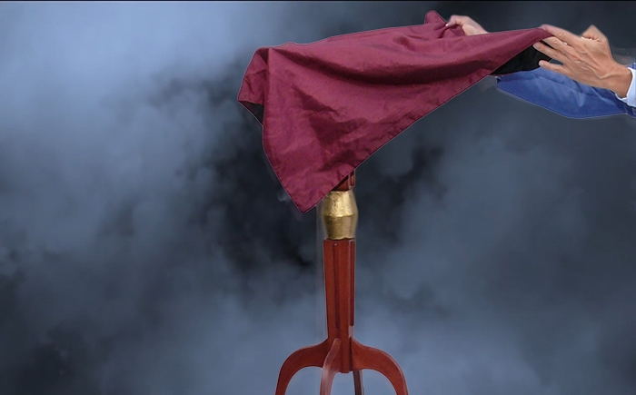 Zwevende tafel tijdens de illusionisten show Illusionisten show met zwevende tafel