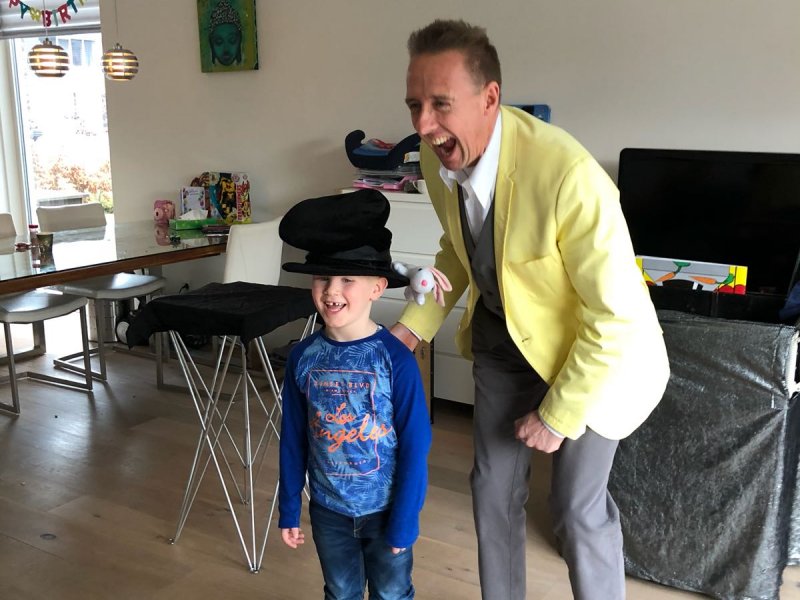 Optreden Thuis tijdens optreden van Paul als goochelaar op communiefeestje Ook tijdens een communiefeestje komt Paul natuurlijk goochelen
