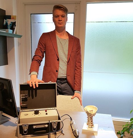 Collum behandelaar Niels Kuiper in zijn praktijkruimte Collum behandelaar Niels Kuiper in zijn praktijkruimte