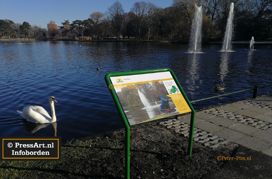 Informatiebord als lessenaar en voor minder validen Informatiebord als lessenaar en voor minder validen