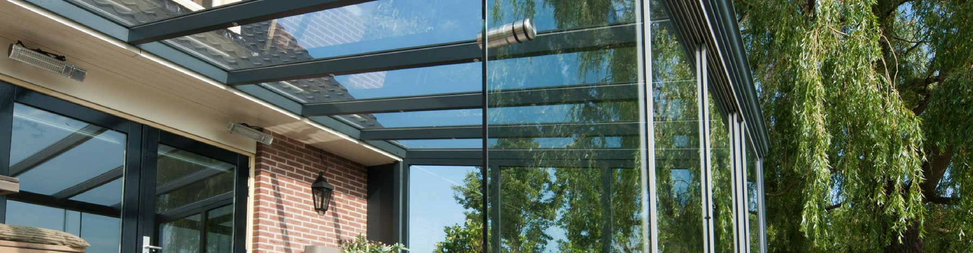 aluminium tuinkamer met  glazen dakbedekking