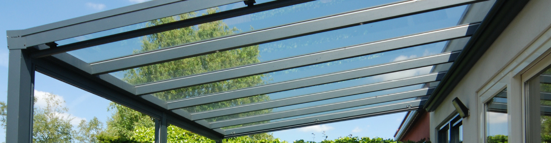 aluminium veranda met glazen dakbedekking