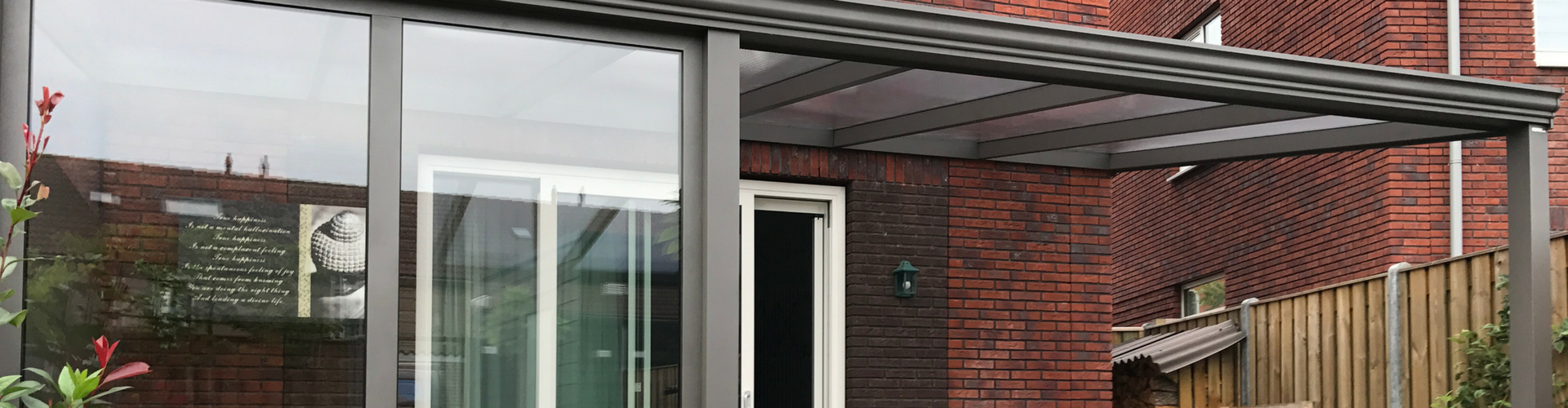 met een lichtdoorlatende wand is het genieten van bescherming en transparantie aluminium kozijnen met glas of polycarbonaat