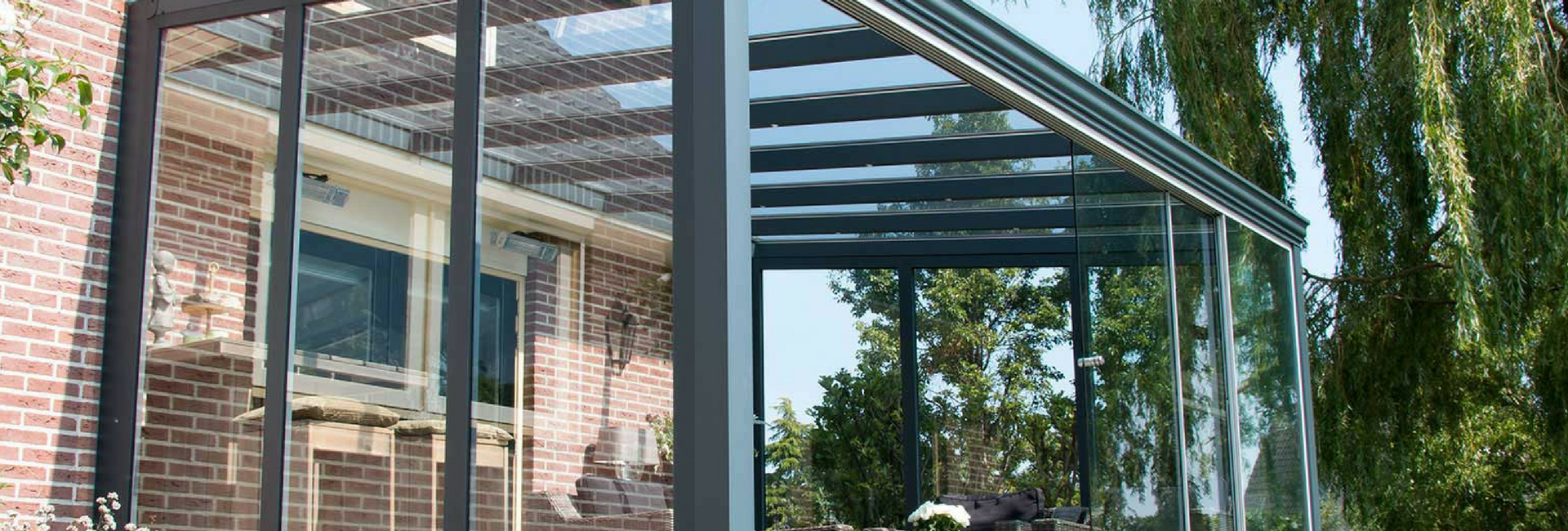 een zijwand met glas of polycarbonaat glas of polycarbonaat wanden