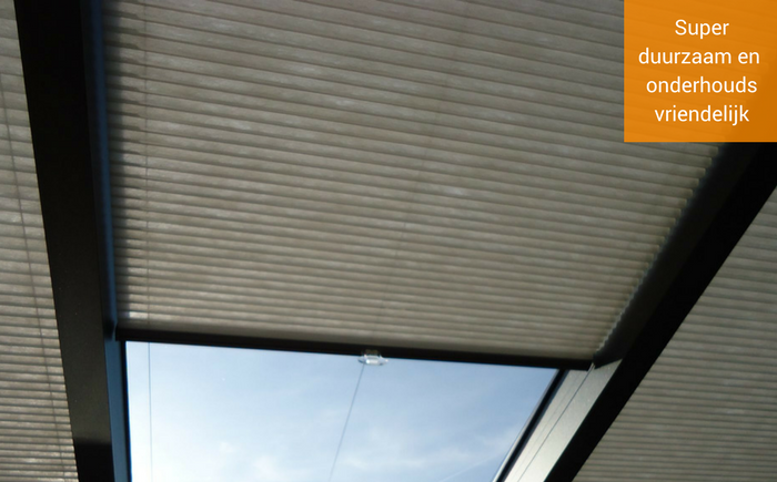 de veranda zonwering is hoogwaardig met geplisseerde stof en aluminium