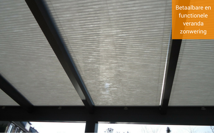 een veranda zonwering in een aluminium frame met schuifstok bediening