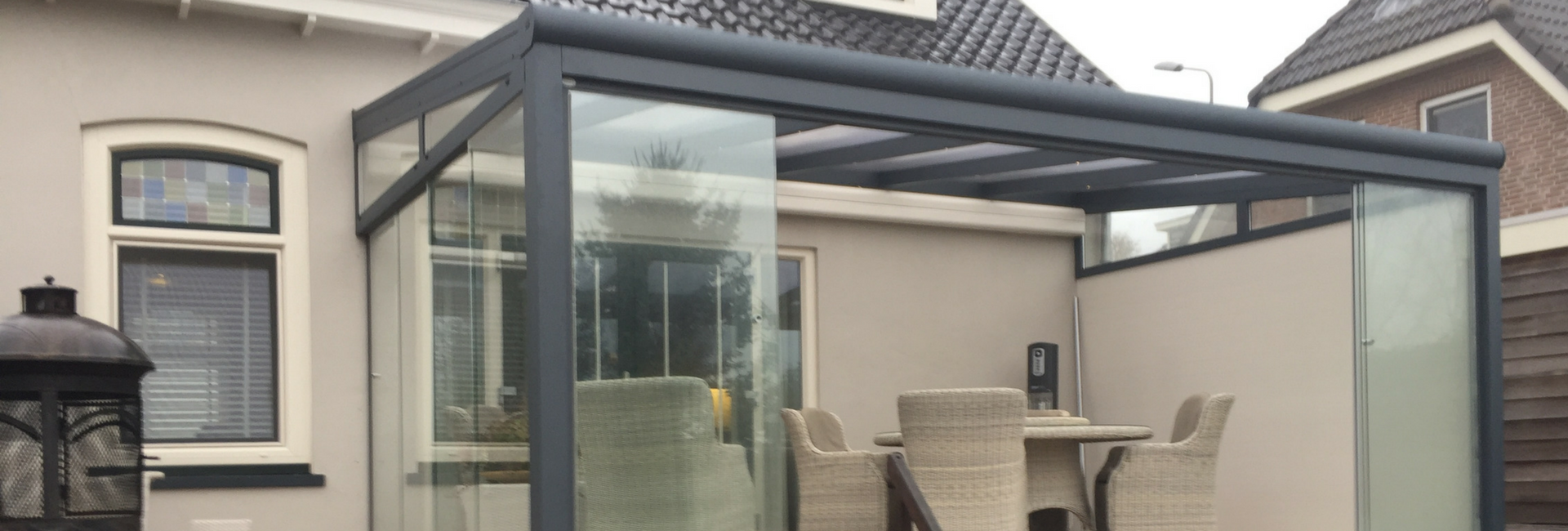 sfeervolle tuinkamer glazen schuifwanden en aluminium wanden