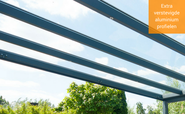 een glazen tuinkamer met extra verstevigde profielen deze tuinkamer met glas heeft een hoge draagkracht