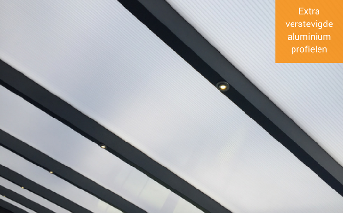 een polycarbonaat veranda met extra verstevigde profielen deze veranda met polycarbonaat heeft een hoge draagkracht