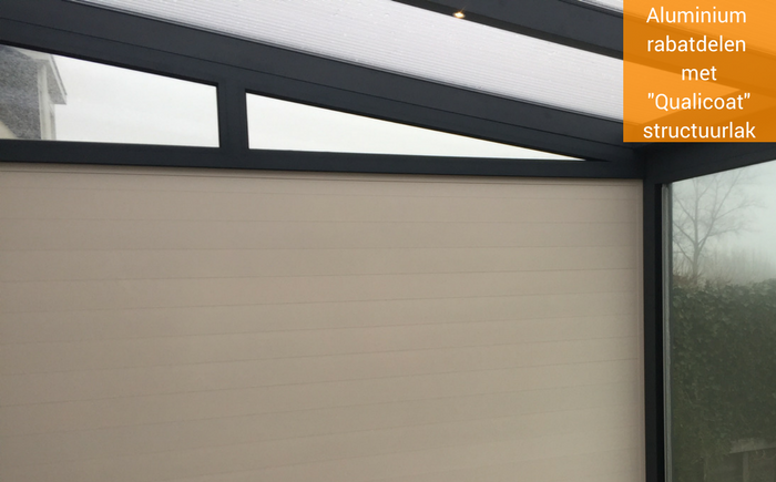 aluminium zijwand met spiekozijn in de gewenste uitstraling lange levensduur met krasvaste structuurlak op deze aluminium zijwand