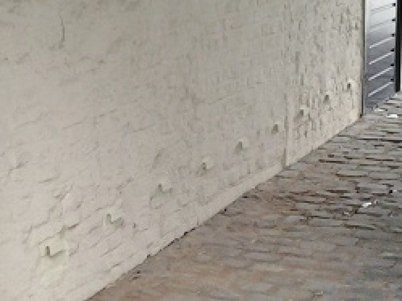Wit beide muurelementen om de muren te ventileren met het SchrijverSysteem