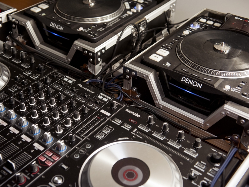 Soundtrack.nl de DJ voor elk feest Op zoek naar een DJ? Neem contact op met Soundtrack.nl